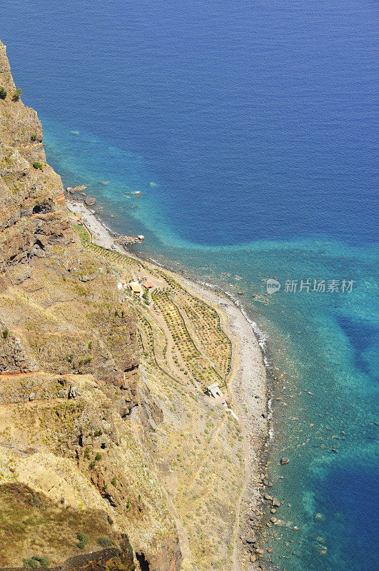 从卡波吉劳(Cabo Girao)观看马德拉岛的岩石海岸线